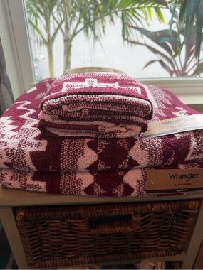 Wrangler Maroon and Light Pink Bath Towel Set